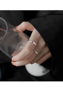 Dettaglio dell'anello a doppio strato in argento sterling S925 dal design minimale
