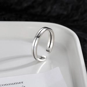 Anello aperto minimalista in argento s925 con doppie linee e dettaglio a righe nere
