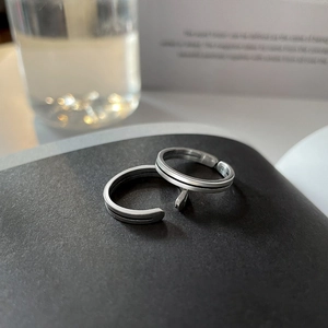 Anello minimalista in argento sterling S925 con strisce vintage su sfondo scuro