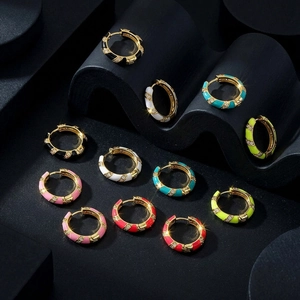 Bunte Emaille-Ohrringe mit Mikro-Zirkonia-Besatz und vergoldetem Metall-Finish