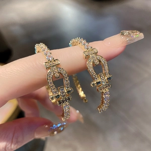 Boucles d'oreilles fer à cheval plaquées or avec pierres de zircon pavées brillantes