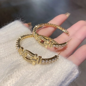 Boucles d'oreilles créoles dorées en forme de C avec cristaux brillants pavés