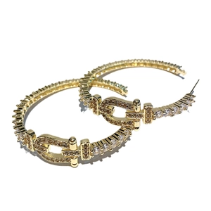 Boucles d'oreilles créoles dorées en forme de C avec cristaux pavés et fermoir en U chic