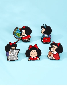 Détail de 5 pin's Mafalda en émail, incluant la lecture d'EL PAIS et buvant du maté