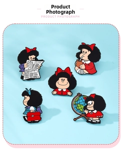 Lot de cinq épingles en émail Mafalda avec poses iconiques et détails de personnages de BD