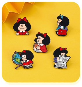 Lot de cinq pin's en émail Mafalda classique avec poses iconiques sur fond jaune vif