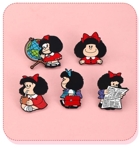 Détail de cinq pin's en émail Mafalda aux poses iconiques sur un fond rose pastel doux