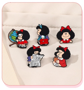 Lot de cinq épingles émaillées Mafalda montrant diverses poses sur toile de fond