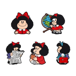 Lot de 5 pin's en émail Mafalda présentant diverses poses classiques sur fond blanc