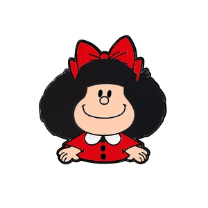 Broche en émail Mafalda classique avec petite fille en robe rouge sur fond blanc pur