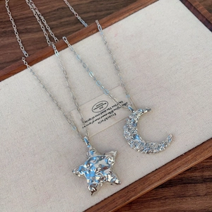 Détails des pendentifs étoile et lune argentés avec texture martelée et pierres zircons