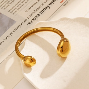 Bracciale rigido aperto in acciaio inossidabile placcato oro 18k con estremità a goccia