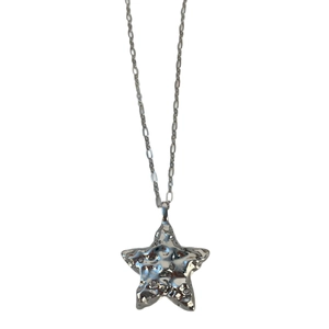 Collier à pendentif étoile argenté avec texture martelée et pierres étincelantes