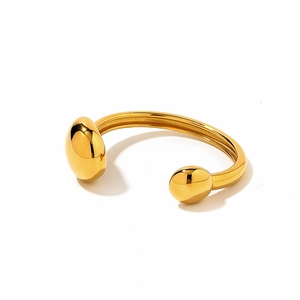Dettaglio di un bracciale rigido in acciaio inossidabile placcato oro 18k a goccia