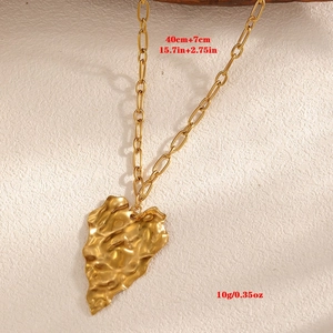 Detail of golden heart pendant with lava texture and oval link chain dimensions