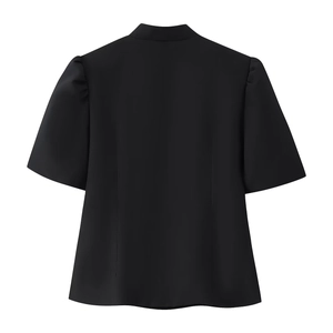 Rückansicht eines schwarzen Stehkragen-Kurzarmshirts mit Puffärmeln und Knöpfen