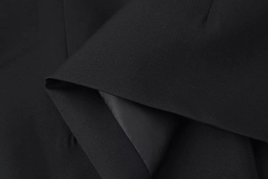 Nahaufnahme der schwarzen Twill-Stoffstruktur und des glatten Satin-Innenfutters