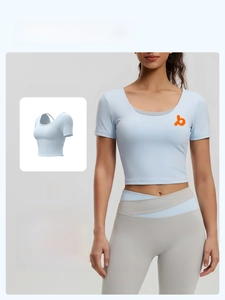 Détail du legging yoga taille croisée et crop top bleu avec impression de logo personnalisé