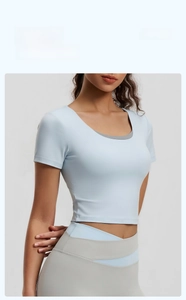 Haut de yoga bleu clair à manches courtes, dos croisé et legging gris à taille haute