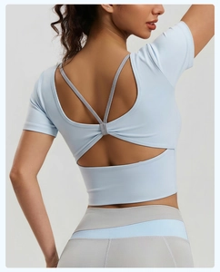Détail du haut court de yoga avec dos croisé papillon en bleu clair pour fitness féminin