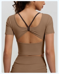 Vue détaillée du dos d'un crop top de yoga moka avec design croisé papillon au dos