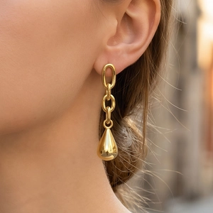 Orecchini a catena d'oro lucido con pendenti a goccia d'acqua dal design elegante