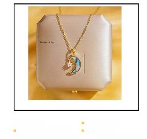 Vue détaillée d'un collier croissant de lune avec nacre irisée et pendentif étoile