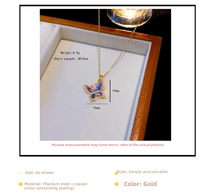 Détail du collier papillon doré avec incrustation de coquillages colorés et diamants