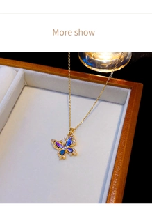 Détail du collier papillon doré avec des ailes irisées et cristaux étincelants