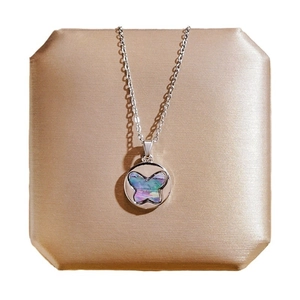 Collier avec pendentif papillon en nacre arc-en-ciel et acier inoxydable argenté