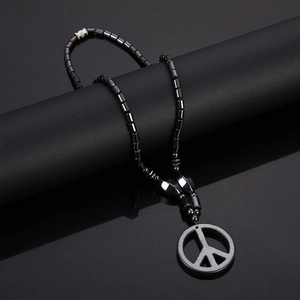 Magnetische Kette für Herren mit schwarzen Perlen und grauem Peace-Zeichen Anhänger