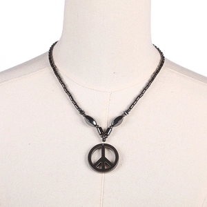 Herren-Magnetkette mit Friedenszeichen-Anhänger und schwarzen Hämatit-Perlen im Metallic-Look