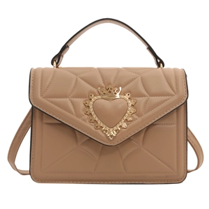 Bolso acolchado beige con cierre de corazón y corona dorada y correa elegante