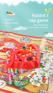 Détail du jeu de course de lapins montrant des pions colorés et des cartes