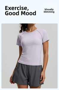 Vue détaillée du tissu respirant et des coutures renforcées sur un t-shirt de yoga lilas