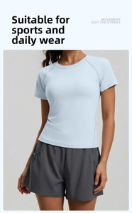 Gros plan d'un t-shirt de sport bleu clair pour femme en tissu respirant à séchage rapide