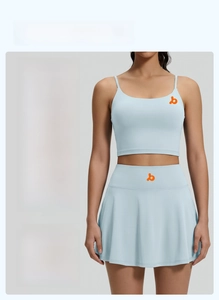 Vista detallada del conjunto de yoga azul claro con top corto y minifalda deportiva plisada