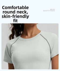 Détail du haut de yoga respirant avec coutures contrastées et manches raglan pour femmes