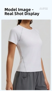 T-shirt de sport blanc ajusté à col rond avec coutures et short de fitness gris