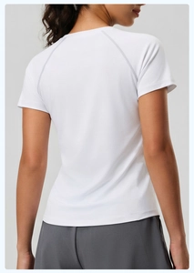 Vue arrière d'un t-shirt de sport blanc pour femmes avec manches raglan et surpiqûres
