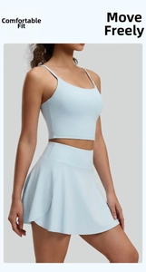 Detalle de conjunto de yoga azul claro con top corto y falda de tenis a juego
