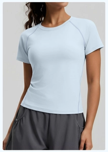 Détail d'un haut de yoga bleu clair à manches courtes avec manches raglan et col rond