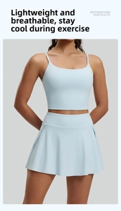 Detalle del conjunto de yoga azul claro con camisola transpirable y falda de tenis a juego
