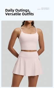 Conjunto de yoga rosa con sujetador deportivo de tirantes y falda de tenis plisada