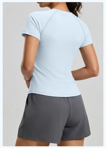 Vue arrière d'un t-shirt de yoga bleu ciel en tissu respirant à séchage rapide