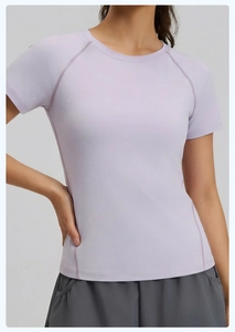 Détail d'un t-shirt de sport lavande à manches raglan avec tissu respirant et extensible