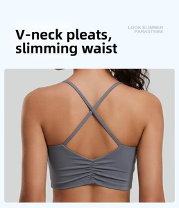 Detalle del sujetador de yoga gris con tirantes cruzados y diseño trasero fruncido