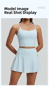 Detalle frontal del conjunto de fitness azul claro con top y falda deportiva plisada