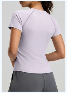 Détail des coutures au dos et tissu respirant lavande du t-shirt de sport pour femmes