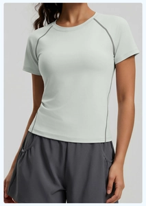 Détail d'un haut de yoga à manches courtes pour femme avec coutures contrastées et col rond